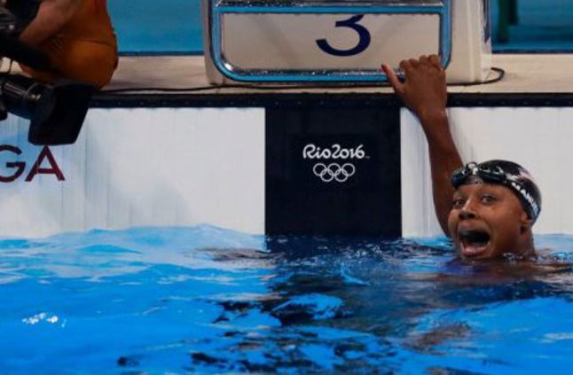 شاهد سيمون مانويل أول أمريكية من أصل إفريقي تفوز بـذهبية السباحة في الأولمبياد منوعات