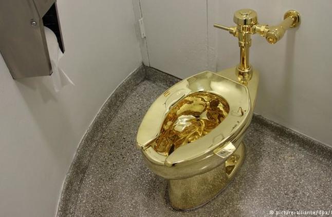 ترامب يحصل على مرحاض أمريكا الذهبي بدلا من لوحة فنية منوعات