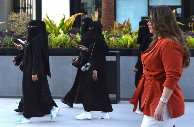 سعوديات يتحدين المجتمع المحافظ بالتجول من دون العباءة السوداء (صور)